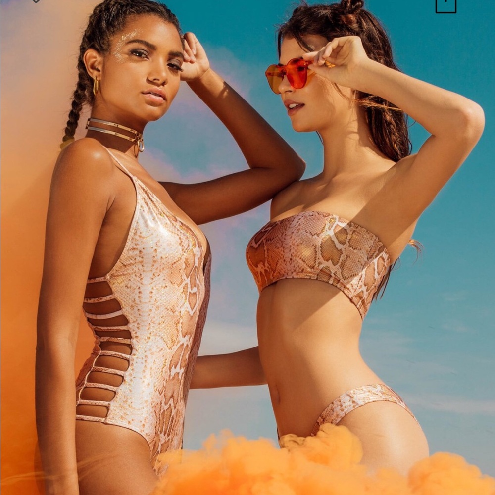 One piece Fashion Nova swimsuit
